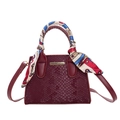 Sac à main bordeaux en similicuir avec motif serpent et foulard en soie décoratif - Bordeaux Avec Foulard en Soie