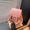 Zaino in ecopelle rosa con stampa di gatti a cartoni animati e chiusura a scatto dorata - Rosa Scuro Con Ciondolo