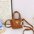 Mini borsa a tracolla marrone per bambine con fiocco di perle e logo triangolo dorato - Marrone con ciondolo
