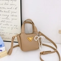 Mini borsa a tracolla in pelle marrone per bambina con fiocco di perle e triangolo d'oro - cachi con ciondolo