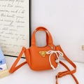 Mini borsa a tracolla arancione per bambine con fiocco di perle e ecopelle - Arancione con ciondolo
