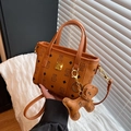 Braune Monogramm-Beuteltasche mit süßem Hundeanhänger und goldener Hardware - Mit Anhänger / Gelb