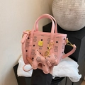 Rosafarbene Beuteltasche mit süßem Katzenmuster, Hundeanhänger und Lychee-Leder - Nur Tasche / Dunkelrosa