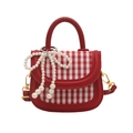Mini-Handtasche aus rotem Leder mit Perlen-Schleife und rotem Karomuster-Detail - Rot mit Anhänger