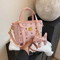 Rosafarbene Eimertasche mit Katzenmuster, niedlichem Hundeanhänger und Trageriemen - Nur Tasche / Hellrosa
