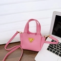 Mini borsa a tracolla rosa texture litchi con fiocco di perle e logo oro - Rosa acceso borsa nuda