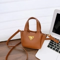 Mini borsa tote in pelle marrone per bambine con manico superiore e ciondolo dorato - Marrone (Solo Borsa)