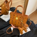 Braune Mini-Beuteltasche mit Katzenprint und kleinem Welpenanhänger als Accessoire - Nur Tasche / Gelb
