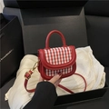 Mini Handtasche mit rot-weißem Karomuster, Perlen-Schleife und goldener Hardware - Rot (Nur Tasche)