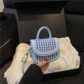 Mini-Handtasche mit blau-weißem Karomuster, Perlen-Schleife und Gold-Hardware - Blaue einfache Tasche
