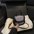 Mini-Umhängetasche für Mädchen mit Karomuster, schwarzem Lederbesatz und Perlen-Schleife - Schwarz (Nur Tasche)