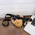Schwarze Gürteltasche aus Canvas mit süßem Capybara-Print und Plüschtier-Detail - Schwarz