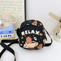 Bolso bandolera de lona negra para niños con lindo carpincho y estampado RELAX - Negro