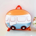 Dettaglio dello zaino a forma di bus per bambini con spallacci larghi e ruote decorative - Arancione