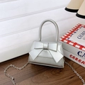 Mini sac argenté métallisé doté d'un grand nœud décoratif et d'une bandoulière chaîne - Argenté
