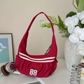 Detail van rode sportieve schoudertas met witte strepen en zwarte ketting decor - Rozerood