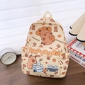 Zaino beige per bambini con stampe Capybara e una capiente tasca frontale con cerniera - Beige
