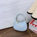 Mini sac demi-lune bleu clair avec poignée dorée et texture en cuir synthétique - Bleu