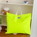 Detail van de grote neongele draagtas met katoenen handvatten en cartoon-embleem op de tas - Neon Groen