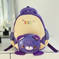 Détail du sac à dos enfant violet et jaune avec poche ours mignonne et broderie d'étoiles - Violet avec Jaune