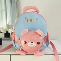 Dettaglio della tasca a orso rosa e ricamo STARS sullo zaino azzurro per bambini - Rosa Loto e Blu