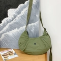 Grasgroene nylon halve maan tas voor kinderen met een minimalistisch geplooid ontwerp - Donkergroen