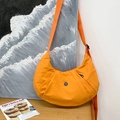 Waterdichte oranje nylon halve maan crossbodytas met geplooide textuur en brede riem - Oranje