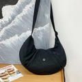 Schwarze Kinder-Umhängetasche in Halbmondform aus Nylon mit verstellbarem Trageriemen - Schwarz