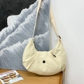 Minimalistische beige Kinder Umhängetasche aus Nylon in Halbmondform mit verstellbarem Gurt - Beige