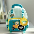 Detail der Traktor-Stickerei und gelben Geldbörse an diesem Kinderrucksack in Blau - Cyan