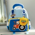 Detail der Traktor-Stickerei und gelber Tasche am hellblauen Kinderrucksack für Jungen - Blau