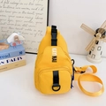 Leuchtend gelbe Kinder-Brusttasche mit KAYINAI-Schriftzug und verstellbarem Gurt - Gelb