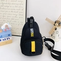 Verstellbare schwarze Nylon Kinder-Brusttasche mit gelbem Gurt und modischem Buchstabendruck - Schwarz