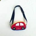 Detail der roten Kinder-Brusttasche in Autoform mit verstellbarem Nylon-Schultergurt - Rot