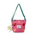 Sac bandoulière rose pour enfant avec motifs cœurs, sangle verte et porte-clés peluche - Rose