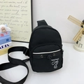 Sac de poitrine noir en toile pour enfants avec détails blancs et sangle réglable - Noir