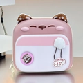 Dettaglio dello zaino rigido a forma di gatto con orecchie e targhetta a pesce - Rosa Loto