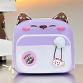 Dettaglio dello zaino gatto viola con orecchie glitterate e ciondolo a forma di pesce - Viola