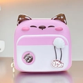Dettaglio dello zaino gatto rosa con orecchie di paillettes 3D e simpatico badge meow - Rosa