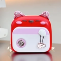 Dettaglio dello zaino rigido rosso per bambini con orecchie da gatto rosa e stemma meow - Rosso