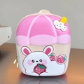 Détail du sac à dos lapin rose avec fraises en relief et décor de crème glacée - Rose