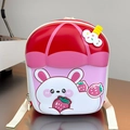 Détail de la coque rigide en EVA et du motif fraise 3D sur le sac à dos pour enfants - Rouge
