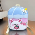 Détail du relief 3D lapin et fraise sur le sac à dos rigide pour enfants et bébés - Bleu