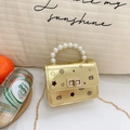 Minibolso dorado para niña con asa de perlas y estampados de estrellas y corazones - Dorado