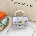 Bolso bandolera plateado para niña con asa de perlas, cadena y lindos mini iconos - Plateado