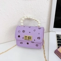 Minibolso lavanda para niña con estampados de dibujos, asa de perlas y cadena oro - Morado