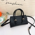 Mini borsa a tracolla nera in pelle grana per bambini con fibbie dorate e doppi manici - Nero
