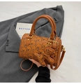 Dettaglio borsa a bauletto marrone con stampa orsetto, pelle martellata e ciondolo orso - Marrone (Solo Borsa)