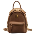 Mochila marrón para mujer en imitación de cuero con grabado de cocodrilo y logo dorado - Marrón