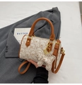 Borsa a bauletto crema con stampa orsetto, ciondolo a cane e manici marroni - Bianco Semplice